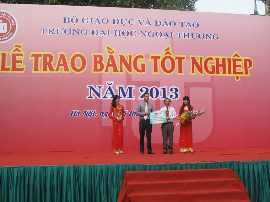 BIC tặng học bổng cho tân cử nhân xuất sắc 